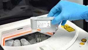 15 posiciones de reactivos, carga continua, mezcla en tiempo real para partículas magnéticas Sistema de enfriamiento de 2 a 8 °C Lector de código de barras integrado y externo