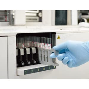 Carga y descarga continuas de las muestras con racks.
Rack de muestras unificado con adaptador desmontable.
Información del estado del rack en tiempo real indicada en el número de canal.
Sistema de muestras de urgencias rápido con prioridad.